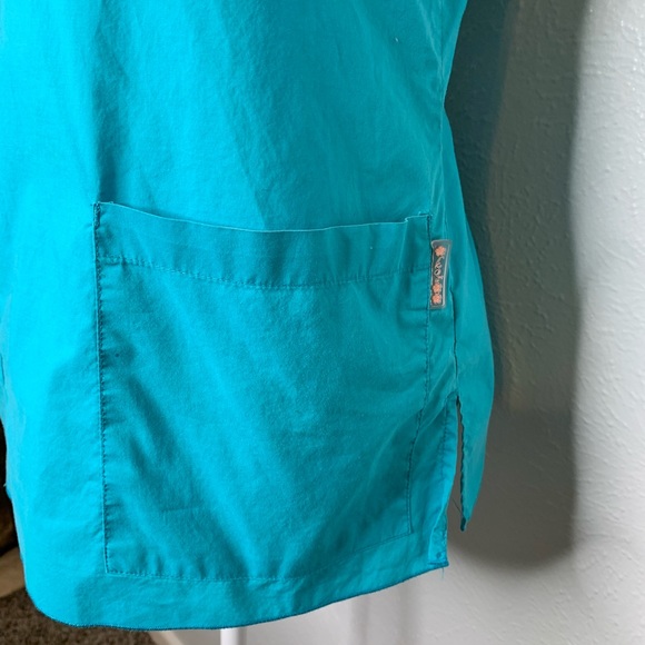 KOI SCRUB TOP - Picture 5 of 14